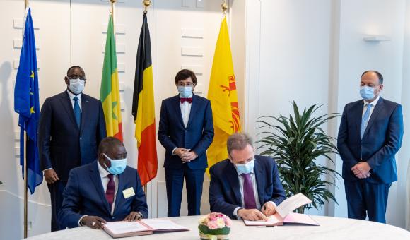 Signature des intentions en présence du Président du Sénégal, Macky Sall, du Ministre-Président du Gouvernement wallon, Elio Di Rupo et du Ministre de l'Economie Willy Borsus